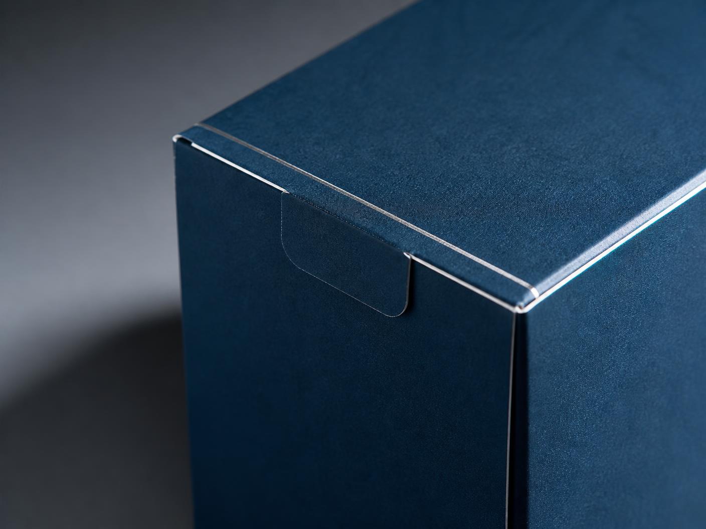 Embalagem premium em papel cartão com acabamento especial.